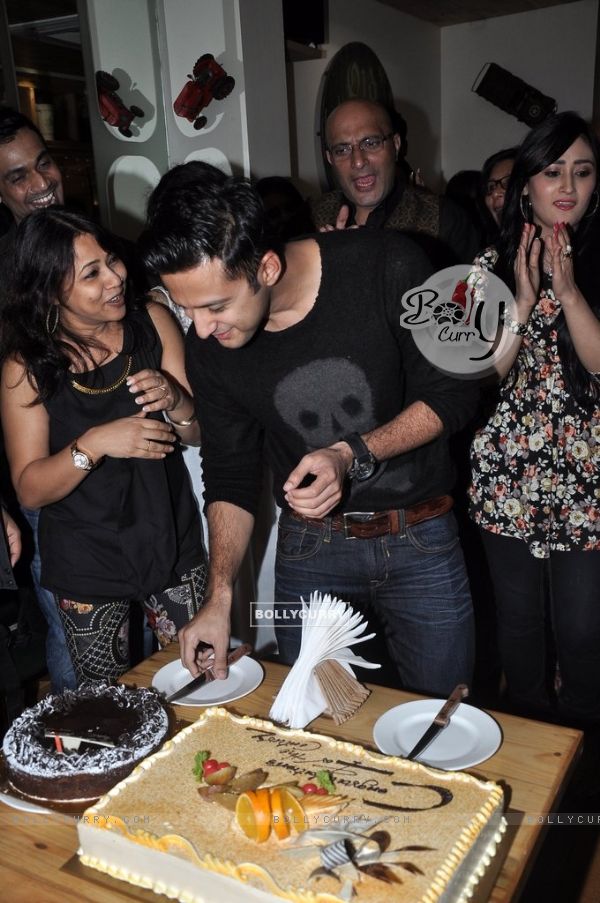 Vatsal Sheth cutting the cake at the 100 Episodes Completion Party