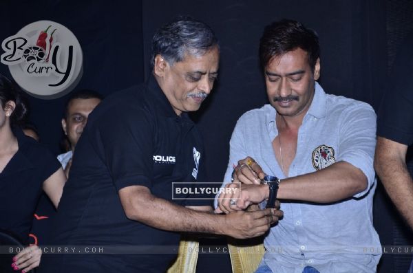 Ajay Devgn was gifted a watch at the Promotions of Singham Returns (331602)