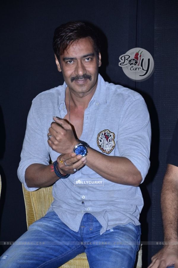 Ajay Devgn shows off her watch at the Promotions of Singham Returns (331604)