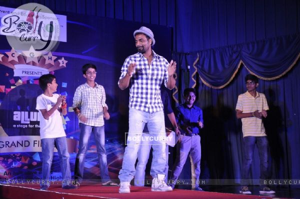 Remo D'souza teaches some children to dance at the Promotions of Desi Kattey