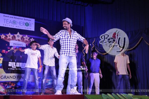 Remo D'souza teaches some children to dance at the Promotions of Desi Kattey (331628)