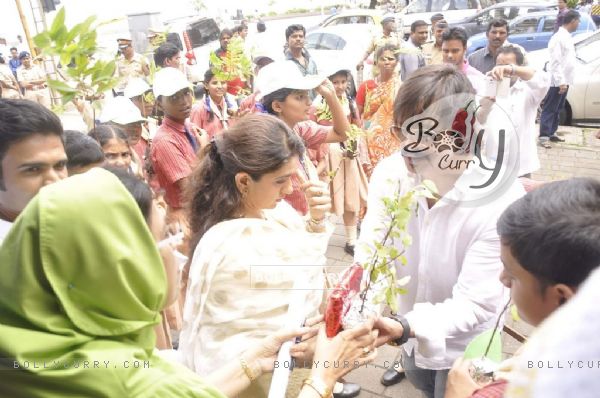 Vivek Oberoi being felicitated with a saplint at Love Mumbai Event