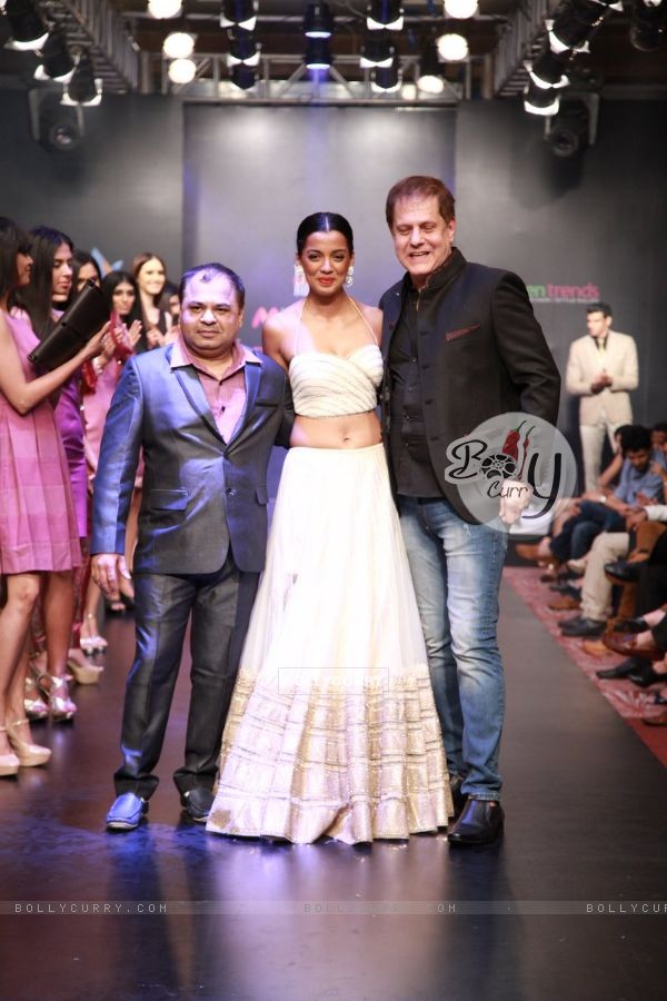 Mugdha Godse walks the ramp with designers at Bangalore Fashion Week Day 3