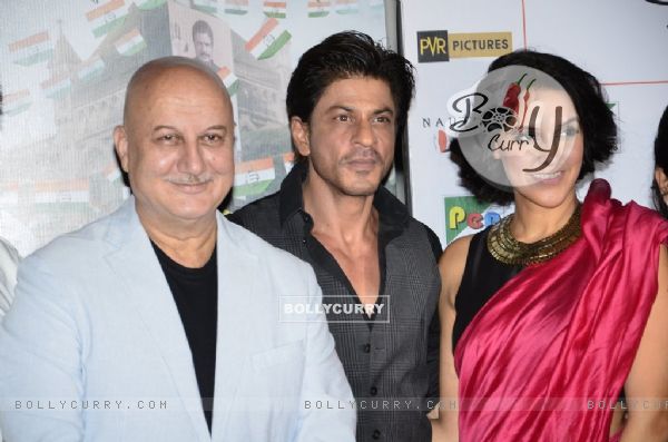 Shah Rukh Khan with Anupam Kher and Neha Dhupia at the Trailer Launch of Ekkees Topon Ki Salaami