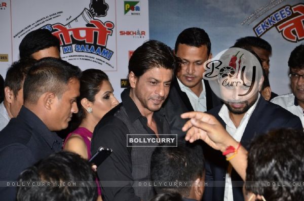 Shah Rukh Khan surrounded by his Fans at the Trailer Launch of Ekkees Topon Ki Salaami