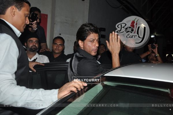 Shah Rukh Khan Waves Out to his Fans at the Trailer Launch of Ekkees Topon Ki Salaami (331913)
