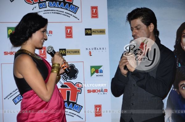 Neha Dhupia interacts with Shah Rukh Khan at the Trailer Launch of Ekkees Topon Ki Salaami (331926)