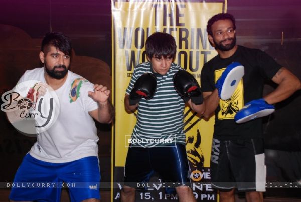 Vivaan Shah practices with friends at the Gold Gym Wolverine Workout (332058)