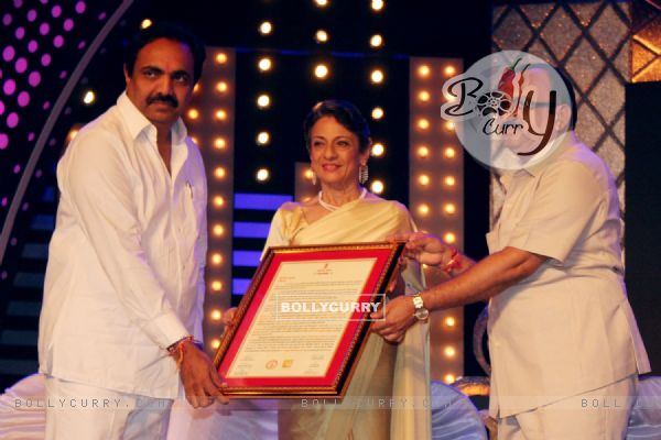 Tanuja Receives Raj Kapoor Life Time Achievement Award
