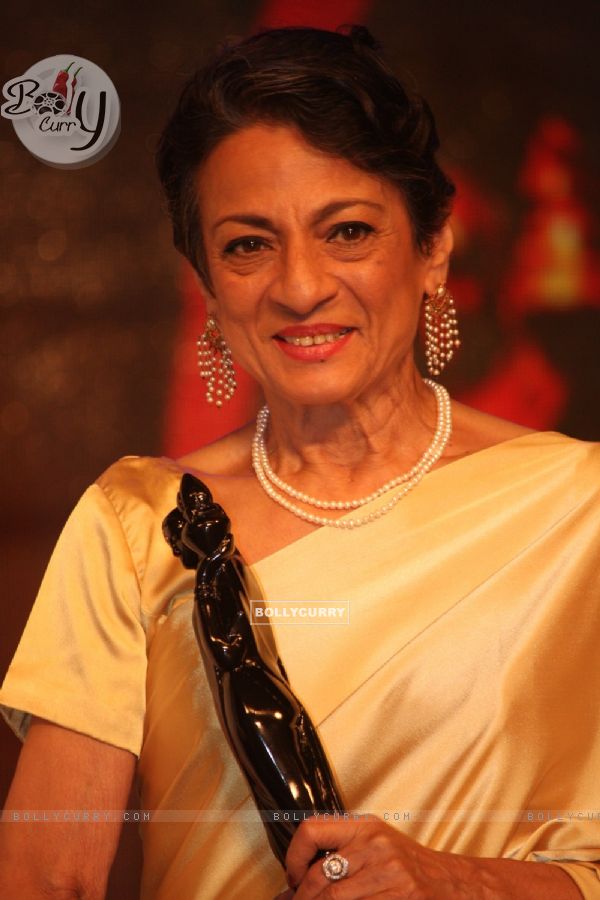 Tanuja Receives Raj Kapoor Life Time Achievement Award