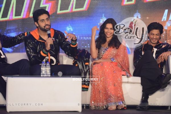 Abhishek Bachchan addressing the audience at the Trailer Launch of Happy New Year (332540)