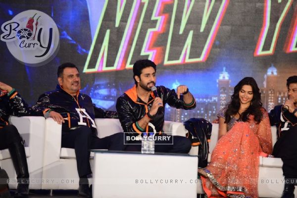 Abhishek Bachchan addressing the audience at the Trailer Launch of Happy New Year (332546)