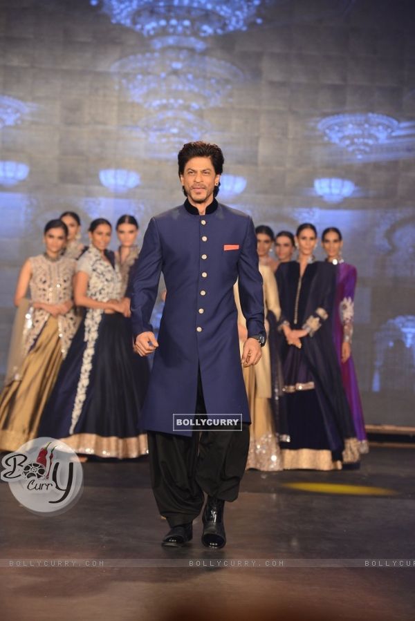 Shah Rukh Khan walks the ramp at Manish Malhotra's Show (332548)