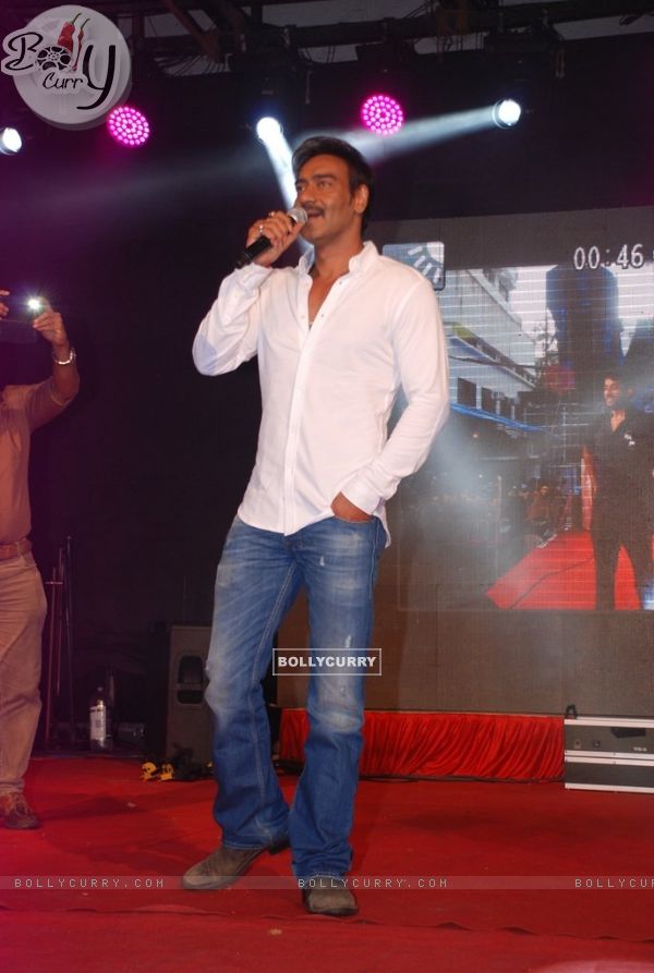 Ajay Devgn addresses the students at the Promotions of Singham Returns (332597)