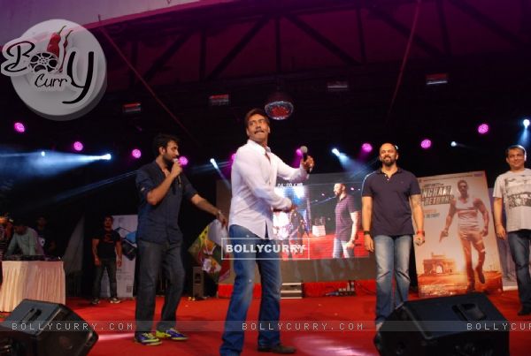 Ajay Devgn was seen throwing off Tshirts at the Promotions of Singham Returns