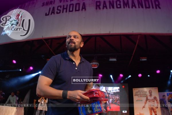 Rohit Shetty was seen throwing off Tshirts at the Promotions of Singham Returns