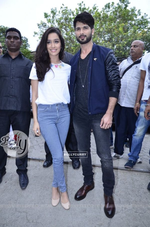 Shahid Kapoor and Shraddha Kapoor poses smartly at the Promotion of Haider (332804)