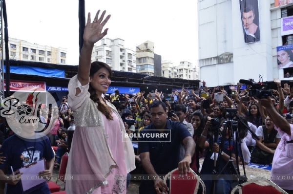Bipasha Basu waves out to her fans at the Promotions of Creature 3D at Mithibai College