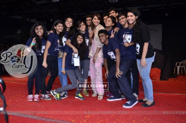 Bipasha Basu clicks a pic with her fans at the Promotions of Creature 3D at Mithibai College (332886)