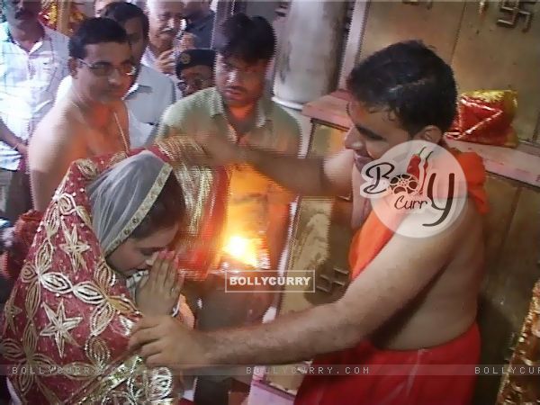 Rani Mukherjee seeks blessings from Ambaji Temple (333016)