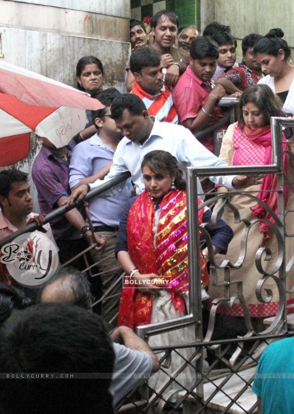 Rani Mukherjee was spotted coming out from a temple in Kolkatta (333252)