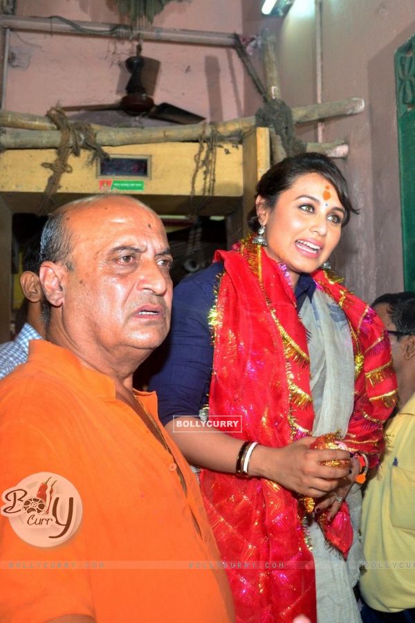 Rani Mukherjee was spotted coming out from a temple in Kolkatta (333253)