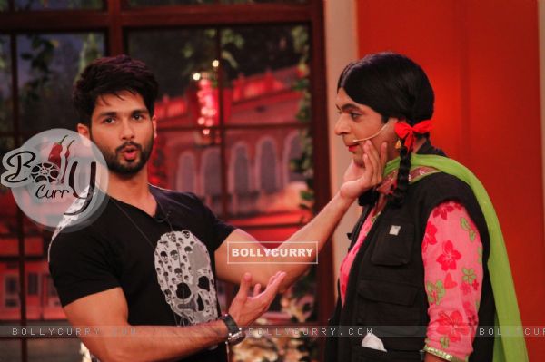 Shahid Kapoor plays a prank on Gutthi on Comedy Nights With Kapil (333259)