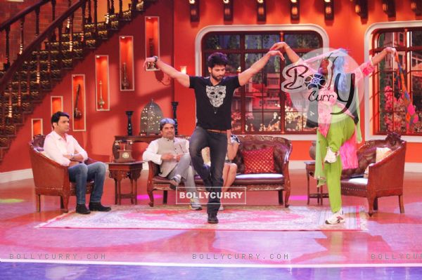 Shahid Kapoor shakes a leg with Gutthi on Comedy Nights With Kapil (333262)
