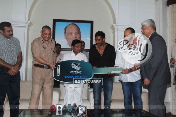 Ajay Devgn and Rohit Shetty gifting Mumbai Police Tata Cars (333273)