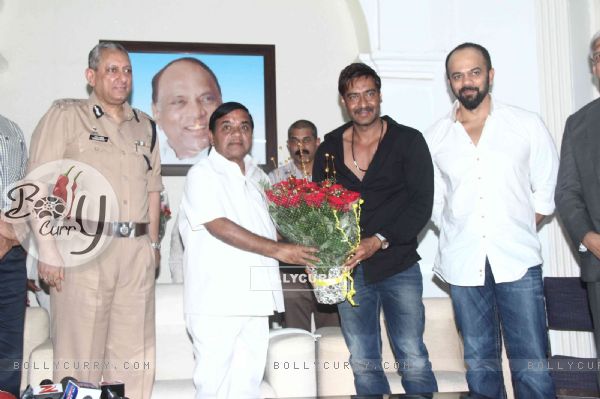 R R Patil felicitates Ajay Devgn with a bouquet of Flowers (333275)
