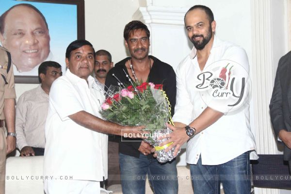 R R Patil felicitates Ajay Devgn and Rohit Shetty with a bouquet of Flowers