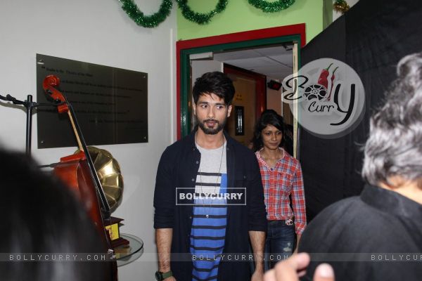 Shahid Kapoor was spotted at the Music Launch of Haider at Radio Mirchi (333391)