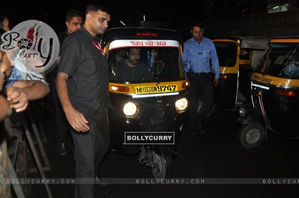 Emraan Hashmi drives an Auto Rickshaw at the Special Screening of Raja Natwarlal (333882)
