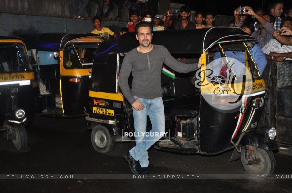 Emraan Hashmi poses with the Auto Rickshaw at the Special Screening of Raja Natwarlal (333888)