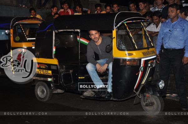 Emraan Hashmi was snapped sitting in the Auto Rickshaw at the Special Screening of Raja Natwarlal (333889)