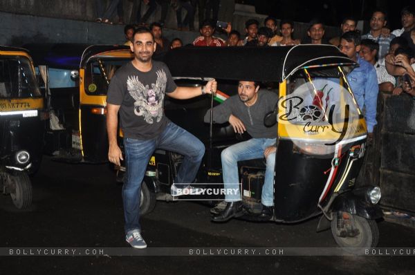 Emraan Hashmi and Kunal Deshmukh pose with the Auto Rickshaw (333890)
