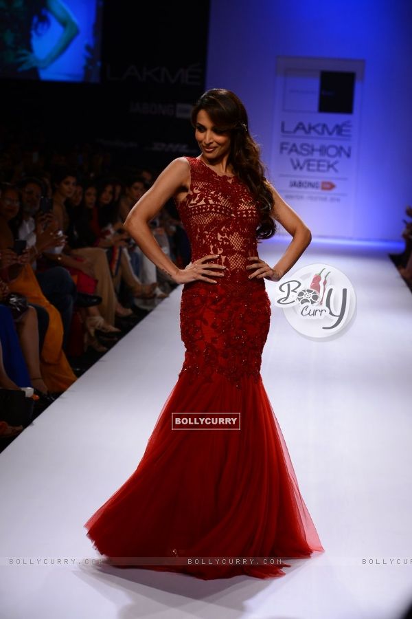 Malaika Arora Khan walks the ramp for Sonaakshi raaj at the Lakme Fashion Week Winter/ Festive 2014