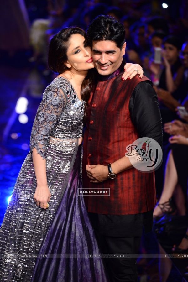Kareena Kapoor with Manish Malhotra at the Grand Finale of Lakme Fashion Week Winter/ Festive 2014