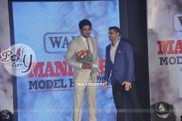 Siddharth Shukla being felicitated at Mandate Model Hunt 2014