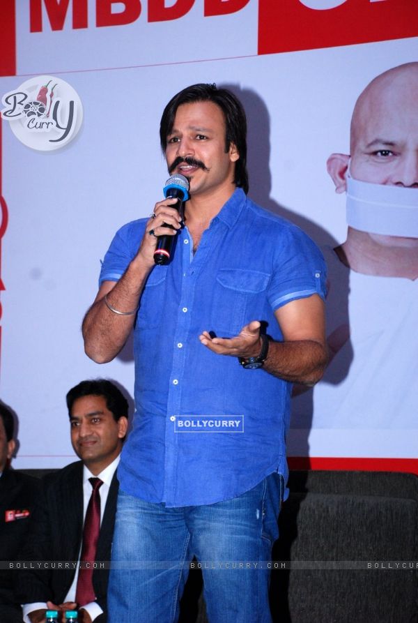 Vivek Oberoi interacts with the audience at the Mega Blood Donation Drive