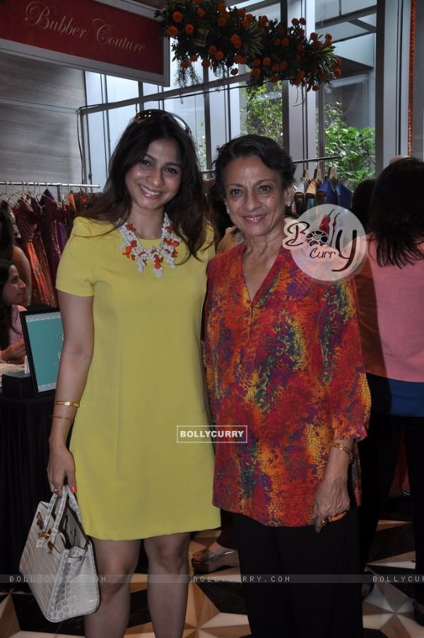 Tanishaa Mukerji poses with mom Tanuja at Araish Charity Exhibition
