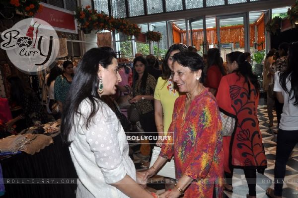tanuja and Mana Shetty snapped talking at Araish Charity Exhibition