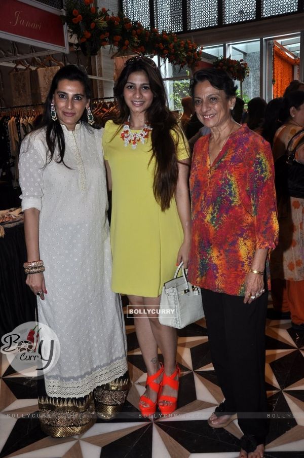 Mana Shetty, Tanishaa Mukerji and Tanuja pose for the camera at Araish Charity Exhibition
