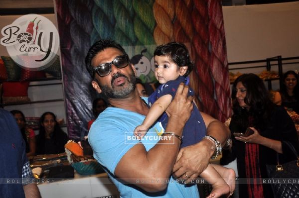 Suniel Shetty poses with a small kid at Araish Charity Exhibition