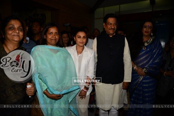 Rani Mukherjee with Prithviraj Chavan and Laxmi Narayan at the Special Screening of Mardaani (334649)