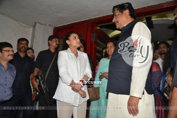 Rani Mukherjee was snapped tallking with Prithviraj Chavan at the Special Screening of Mardaani (334650)