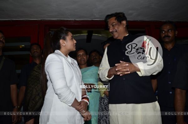 Rani Mukherjee snapped talking with Prithviraj Chavan at the Special Screening of Mardaani (334652)