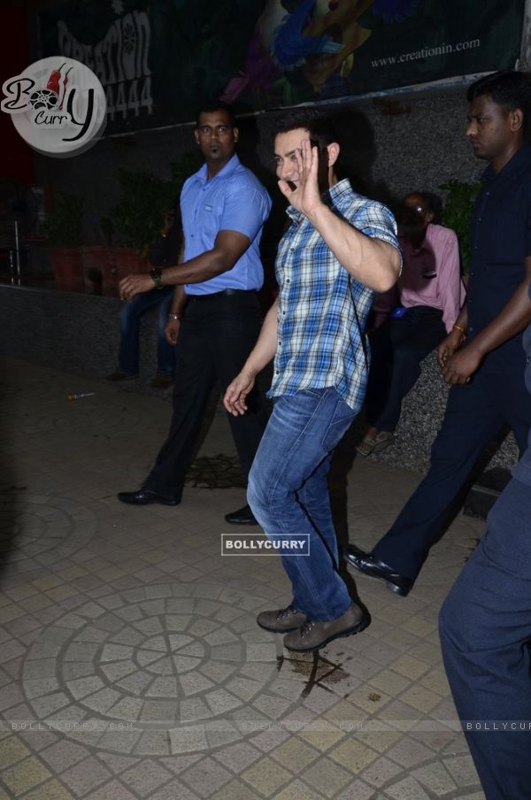 Aamir Khan waves to the fans at the Launch of Satyamev Jayate Season 3