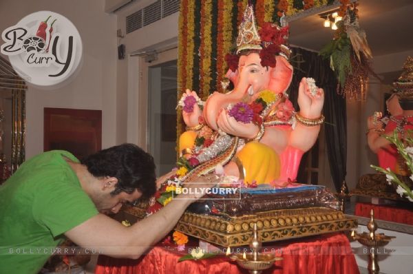 Tusshar Kapoor offering his prayers to Lord Ganesha