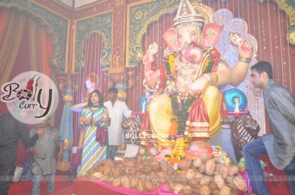 Alka Yagnik Visits Andheri Cha Raja